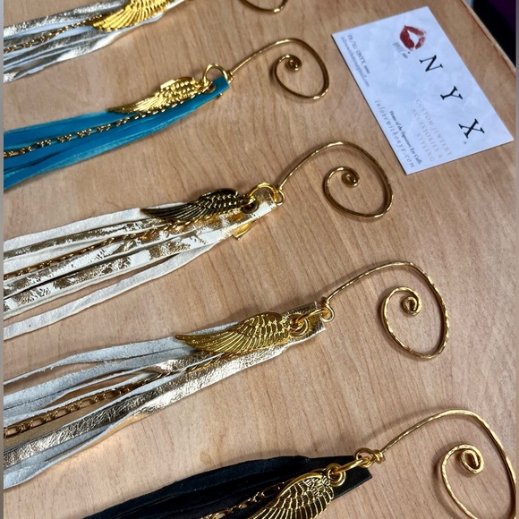 ONYX xoxo Signature Ear Cuff - Picture 6 of 7